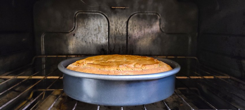 Baking a cake in the oven 