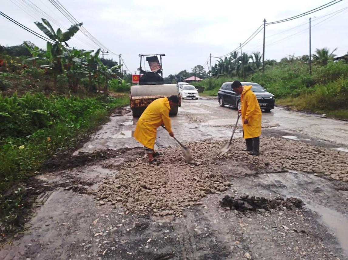 PWOUM301 PERFORM UNPAVED ROAD MAINTENANCE